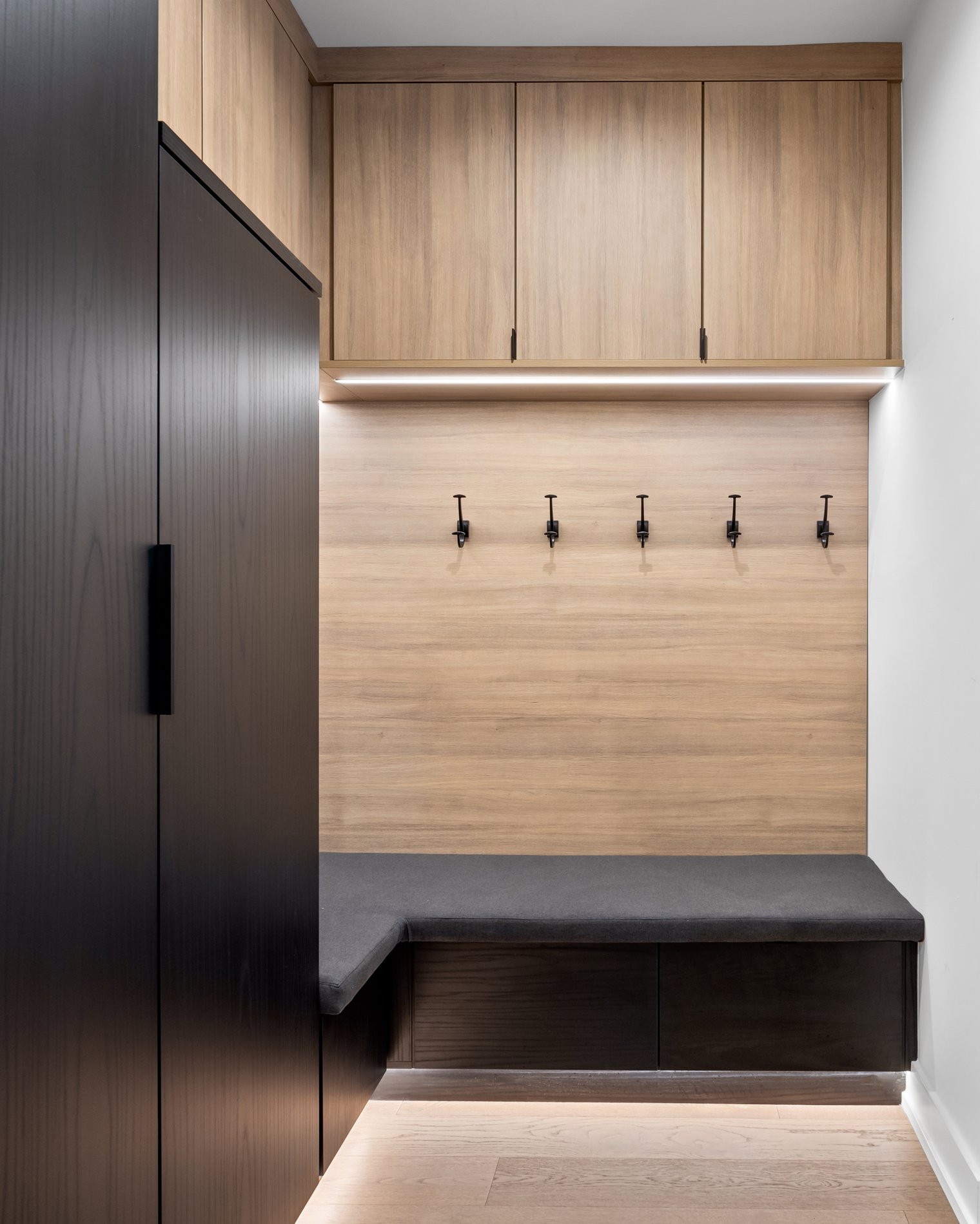 Two-Tone seamless Mudroom Two Tone Mudroom with brown and black tones, hooks and a bench by California Closets Northern Michigan