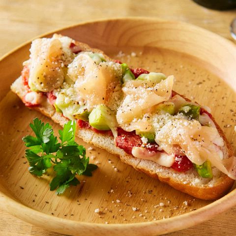 華味鶏生ハム&アボカド・バケットピザ