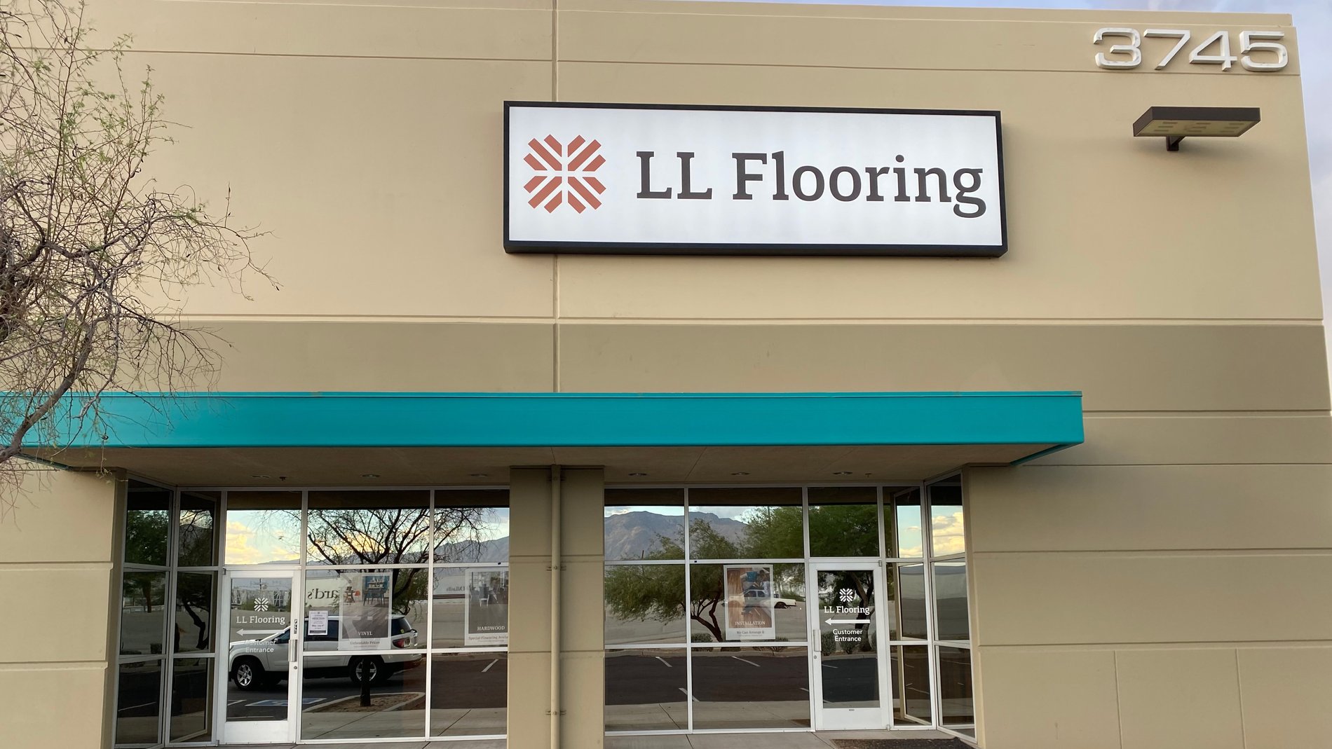 LL Flooring #1085 Tucson | 3745 N. I-10 EB Frontage Road | Storefront