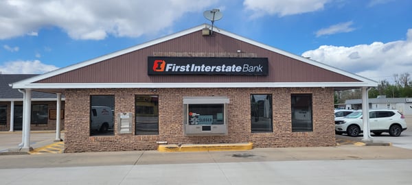 Exterior image of First Interstate Bank in Scottsbluff, NE.