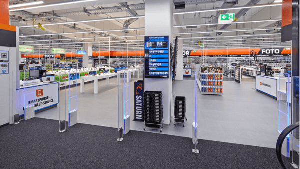 Haupteingang Saturn Halle