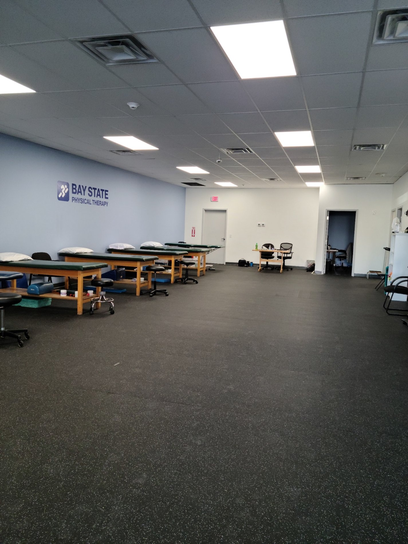 RI-Cranston-BSPT patient care area with PT tables.