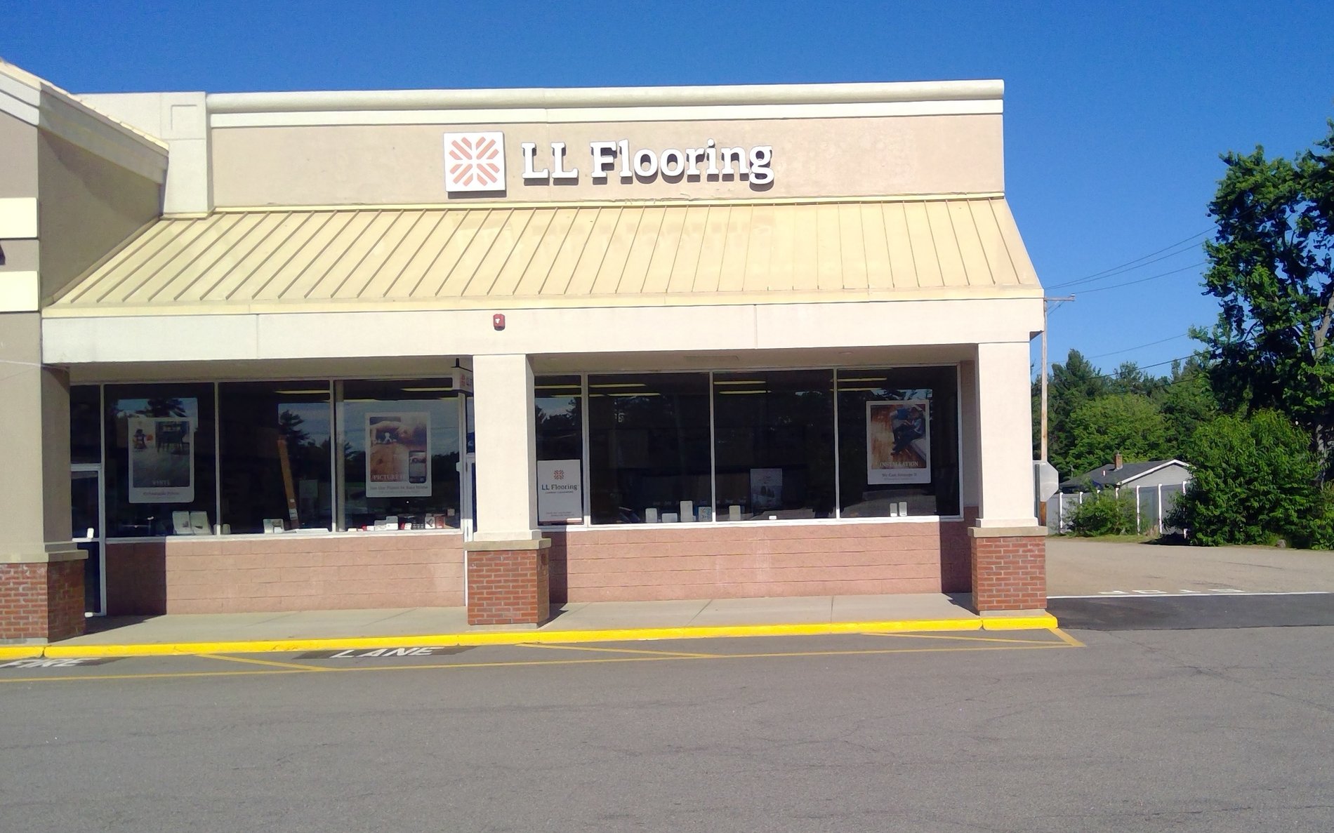 LL Flooring #1288 Somersworth | 200 Tri City Plaza | Storefront