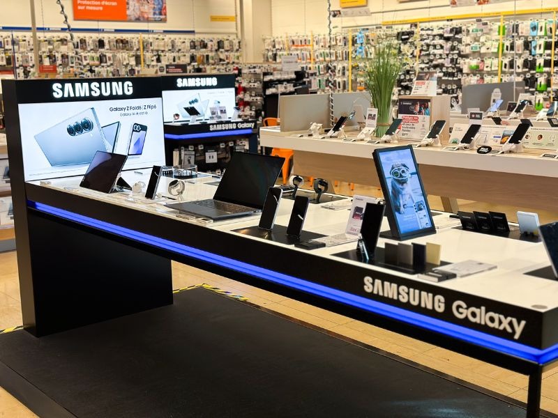 La table samsung au rayon téléphonie du magasin boulanger avignon-le pontet. Expert dans la vente au détails de produits multimédia.