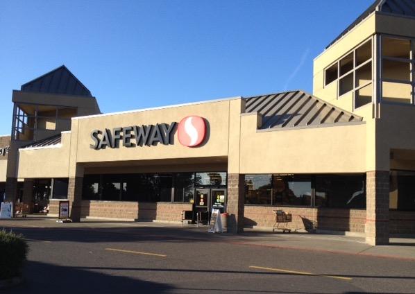 Safeway Store Front Picture at 2525 SE Tualatin Valley Highway in Hillsboro OR