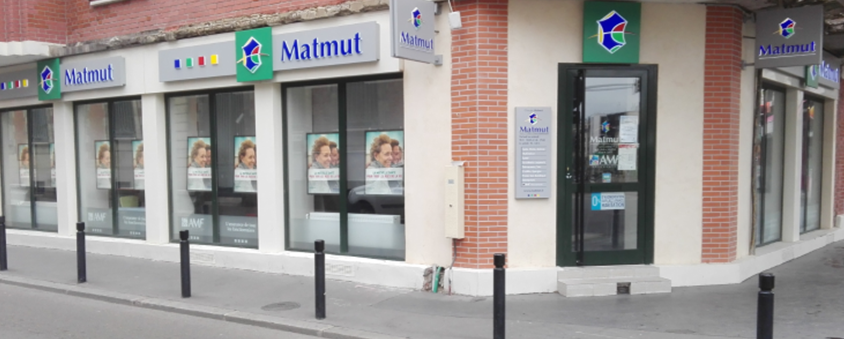 Façade de l'agence au 4 Place de la République à Saint-Ouen