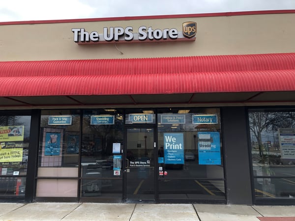 Fachada de The UPS Store Arlington Heights