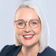 Jennifer Schwarz - Agenturinhaberin Versicherungskontor MTW oHG für die Barmenia Versicherung in Osnabrück
Ich habe 2008 meine Ausbildung zur Versicherungsfachfrau begonnen und diese 2010 erfolgreich abgeschlossen. Seit meiner Ausbildung bin ich ununterbrochen im Hause der Barmenia tätig.
Meine Schwerpunkte liegen im Bereich der Betrieblichen Kranken und Rentenversicherungen, Private Unfall, Lebens und Rentenversicherungen, hierbei liegt mein Augenmerk auf ETF`s, Index und Riester Rentenversicherungen.
Seit 2017 bin ich selber Mutter und beschäftige mich seitdem vermehrt auch mit der Absicherung der Familie in allen belangen, sei es die Kiss (Kinder-Invaliditäts-Sorglos-Schutz) oder auch unsere Opti5 Rente als Ergänzung zur Klassischen Berufsunfähigkeit Rentenversicherung für die Eltern.
Außerdem helfe ich Ihnen gerne bei der Erstellung einer Einnahme und Ausgaben übersicht und einer Bedarfs Analyse für Ihren Haushalt.
Das absichern Ihrer Firma in allen Bereichen währe mir eine Freude. Ob Haftpflicht, Rechtsschutz oder Krankenversicherung bei mir sind Sie Richtig.
Des weitern bin ich mit den besonderen Ansprüchen Von Ärzten, Lehren und Beamten in ihren Versicherungen gut geschult und vertraut.
Ich Freue mich Sie bei uns im Haus begrüssen zu dürfen und Ihnen bei all Ihren Fragen zur Seite zu stehen.
PS: Gerne stehe ich Ihnen auch zur ersten Kontaktaufnahme per WhatsApp zur Verfügung.