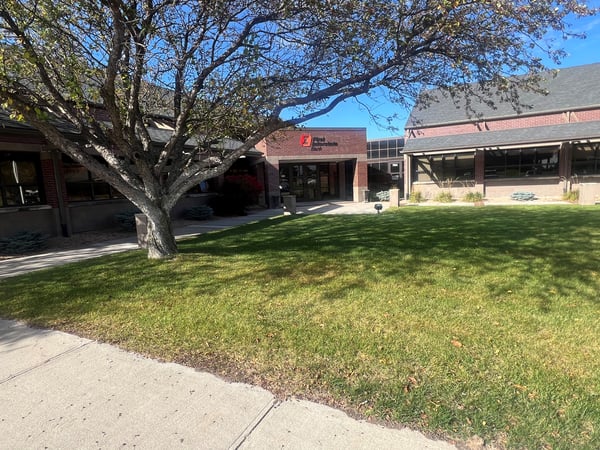 Exterior image of First Interstate Bank in Grand Island, NE.
