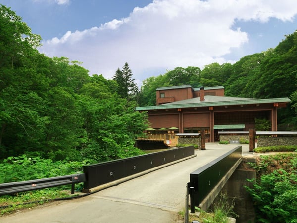 閑静な森に佇む、木のぬくもりが感じられる和モダンな隠れ宿【北海道　ニセコ昆布温泉 鶴雅別荘 杢の抄】