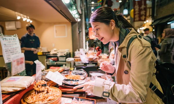市場で食材に驚く女性