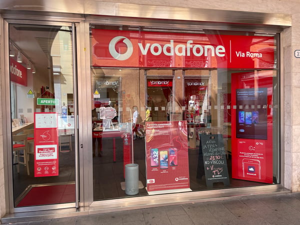 Vodafone Store | Via Roma