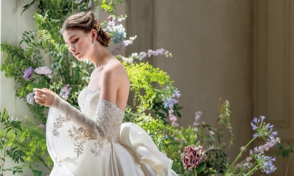 ウエディングドレスをきた女性