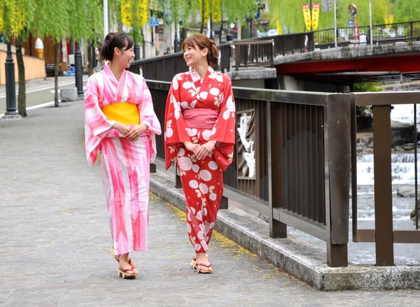 玄関を出たらすぐに温泉街。浴衣で歩くのが楽しい