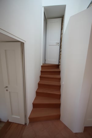 teilgewendelte Treppe und Zimmertüre