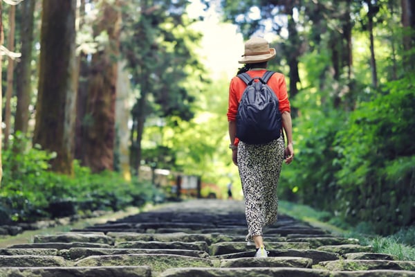 新緑の中を歩く女性