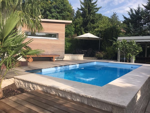 Pool mit Umrandung von garbatec ag in Beringen