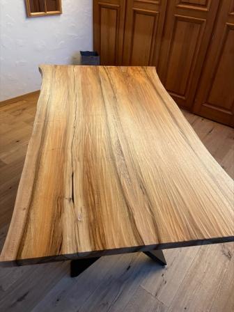 Nussbaum-Tisch