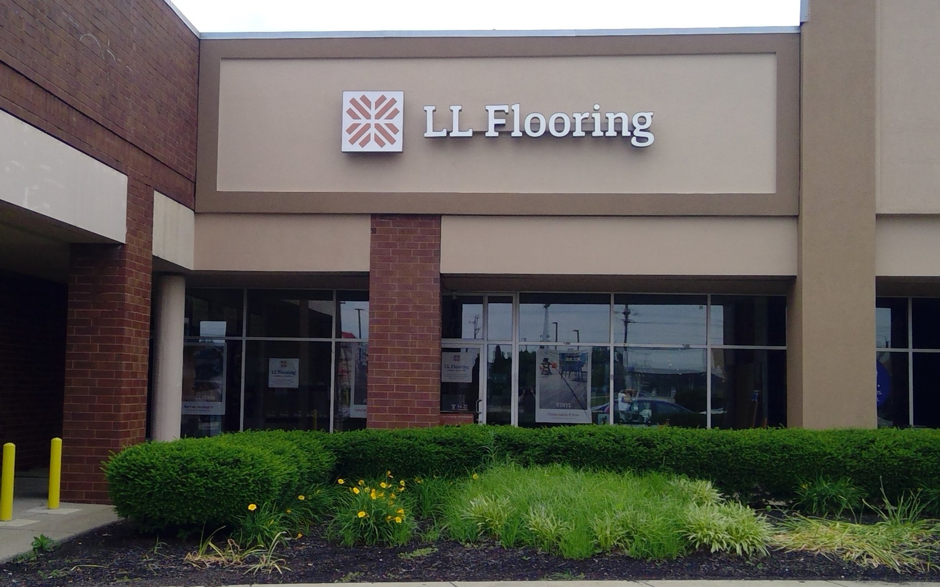 LL Flooring #1317 Reynoldsburg | 2736 Brice Rd. | Storefront