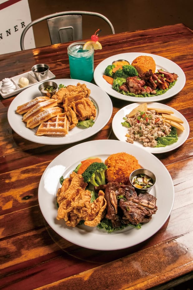 チャモロ料理の大定番、フィエスタプレート＄23.95（手前）