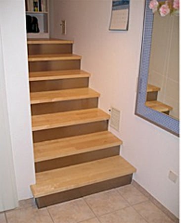 Treppe mit Holzstufen