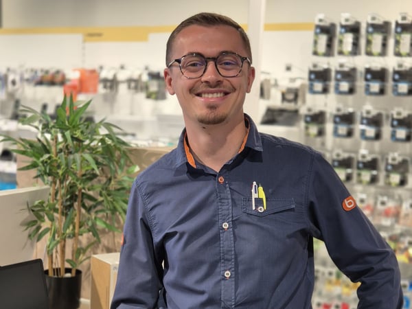 Je suis Nicolas, expert SAV chez Boulanger Merlimont. Passionné de VTT, futur papa, j’aime relever les défis du quotidien avec énergie. L’esprit d’équipe est essentiel pour moi : entraide, bonne humeur et engagement sont au cœur de mon travail. Je suis ravi de pouvoir accompagner nos clients au mieux et de partager cette belle aventure avec l’équipe. À très bientôt en magasin !
Nicolas