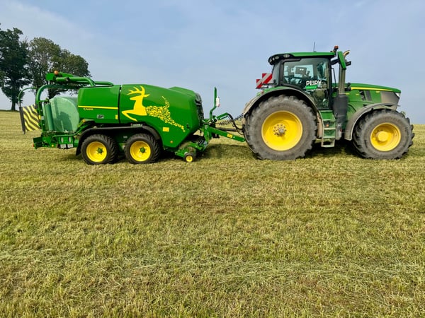 Pressage balles enrubannées