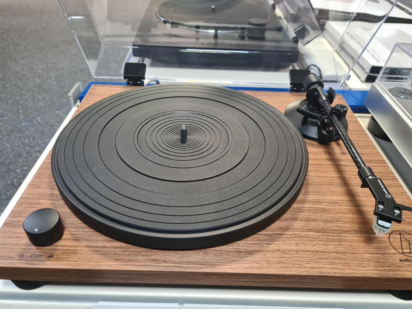 Un pré ampli intégré et un bras en fibre de carbone pour une fluidité de lecture optimale pour cette platine vinyle Audio Technica AT-LPW40WN au sein de votre magasin Boulanger Frouard.
