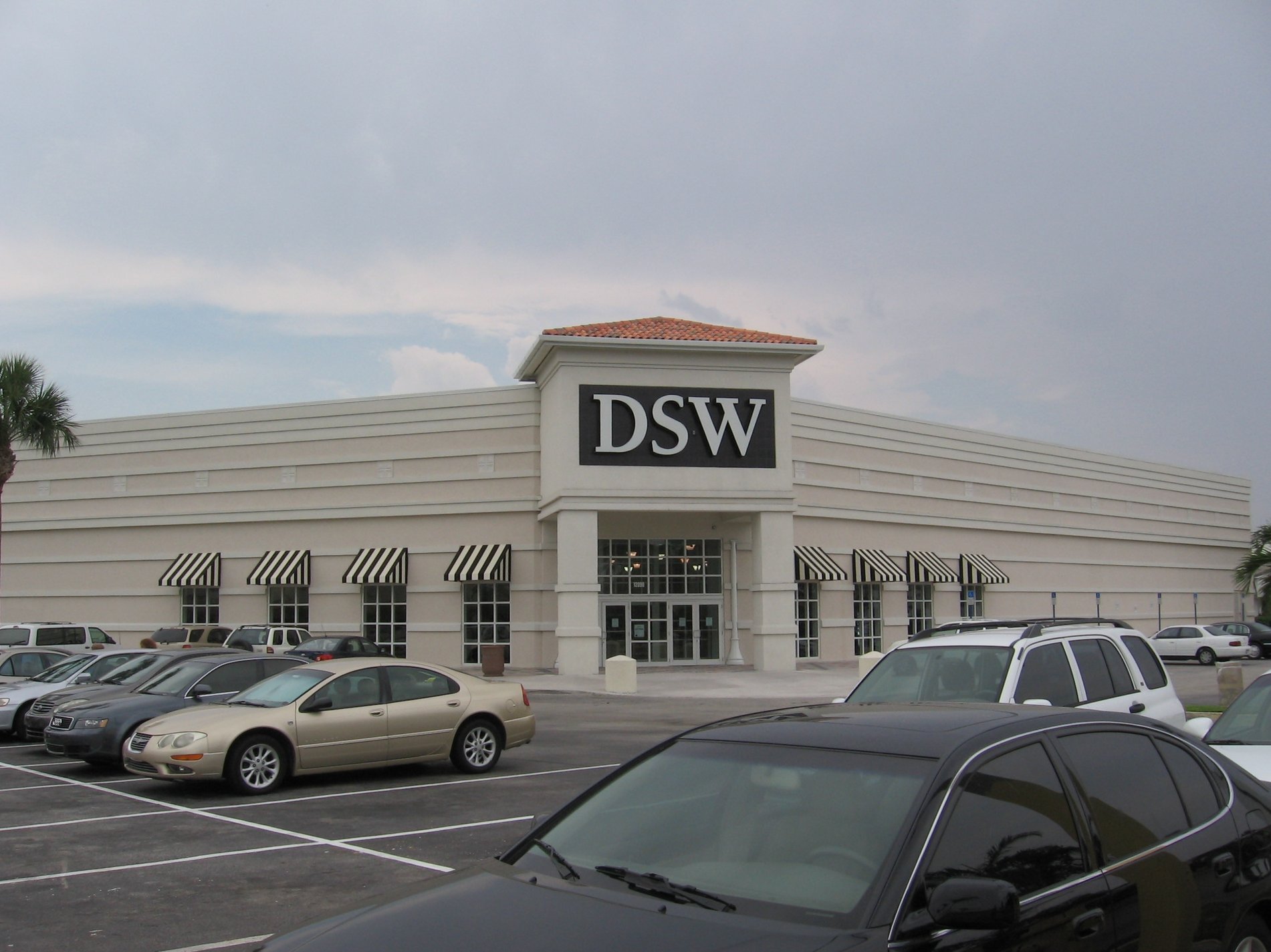 find the nearest dsw shoe store