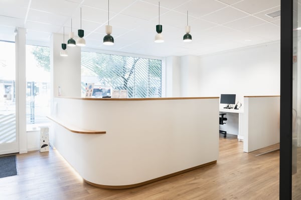 Accueil de la clinique dentaire Ardentis, un espace moderne et lumineux où notre équipe accompagne chaque patient avec professionnalisme et bienveillance.