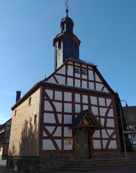 Die Fachwerkkirche in Mücke-Unter-Seibertenrod wurde 1738/39 errichtet. Inzwischen sind drei Seiten verschindelt. Nur die Nordseite zeigt noch das Fachwerk.