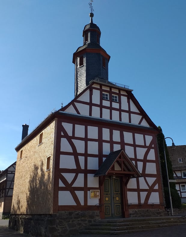 Die Fachwerkkirche in Mücke-Unter-Seibertenrod wurde 1738/39 errichtet. Inzwischen sind drei Seiten verschindelt. Nur die Nordseite zeigt noch das Fachwerk.