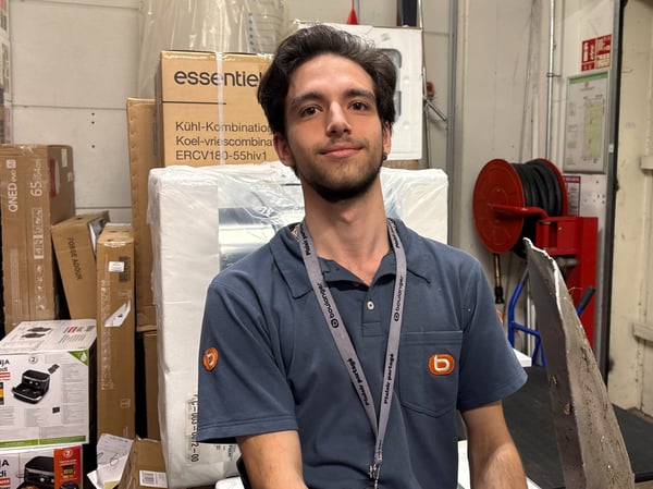 Antonio fait parti de la Team Boulanger Bourg-en-Bresse depuis Novembre 2025 !
Il évolue au cœur des produits pour assurer le service client et une bonne gestion des stocks, de la réception des produits en réserve à la remise du produit au client.