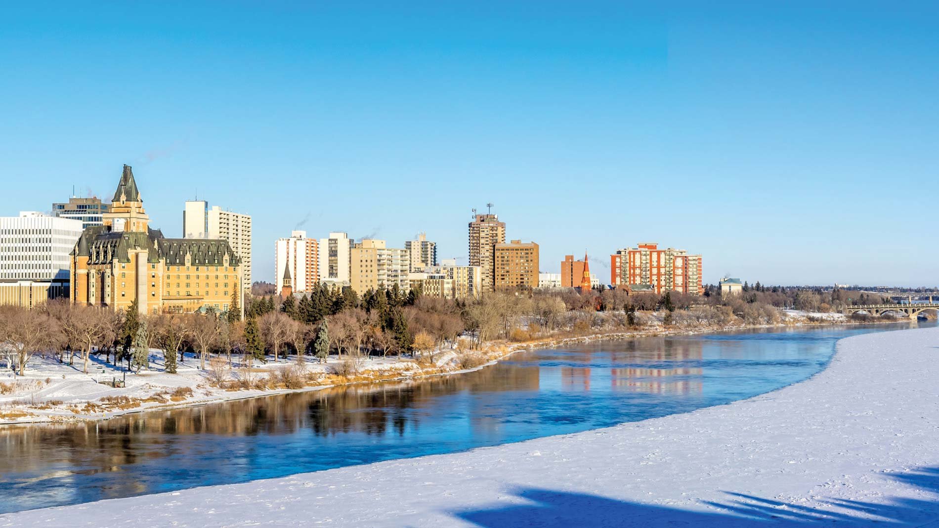 Vue hivernale de la vallée de la rivière Saskatchewan et de la ville de Saskatoon, en Saskatchewan, durant le jour.