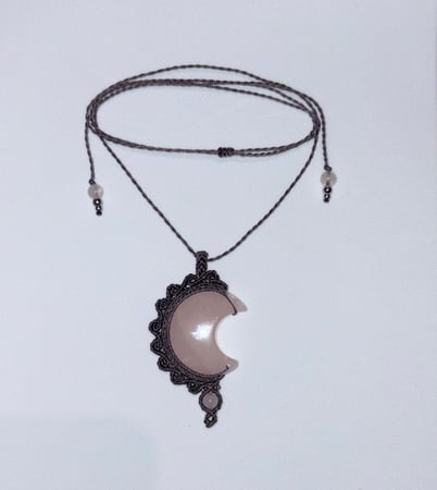 50.- collier pendentif lune en Quartz rose et perles de tourmaline rose. Chakra cœur
