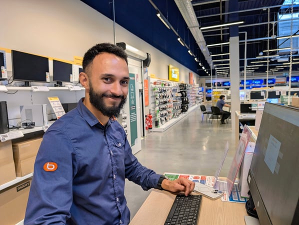 Yanis dans le rayon des écrans pc dans le magasin Boulanger Persan Chambly !