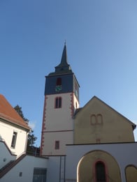 Die Evangelische Dreifaltigkeitskirche ist eine spätbarocke Dorfkirche, licht im Innern mit guter Akustik und 440 Sitzplätzen. Der Altarraum wird geprägt von einem schwebenden Kruzifix und drei Künstlerfenstern aus den Jahren 1972 und 1998. Ihm gegenüber prangt die Orgel mit dem originalen Prospekt aus dem Jahr 1775. Im Inneren ein spätromantisches Orgelwerk von 1929. Zusammen mit dem Hofgut der Stadt Reinheim bildet die Kirche das kulturelle Zentrum der Stadt.