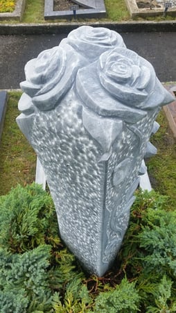 Rose sculptée sur une stèle forme pilier