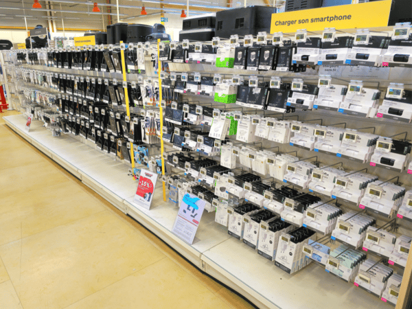 Notre rayon des chargeurs et accessoires de téléphones chez Boulanger Chambéry. Chargeurs 20W, 30W, et même 65W, avec bloc d'alimentation câbles seuls et périphériques Apple