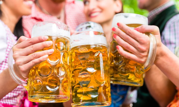 ビールグラスを掲げて乾杯をするグループ