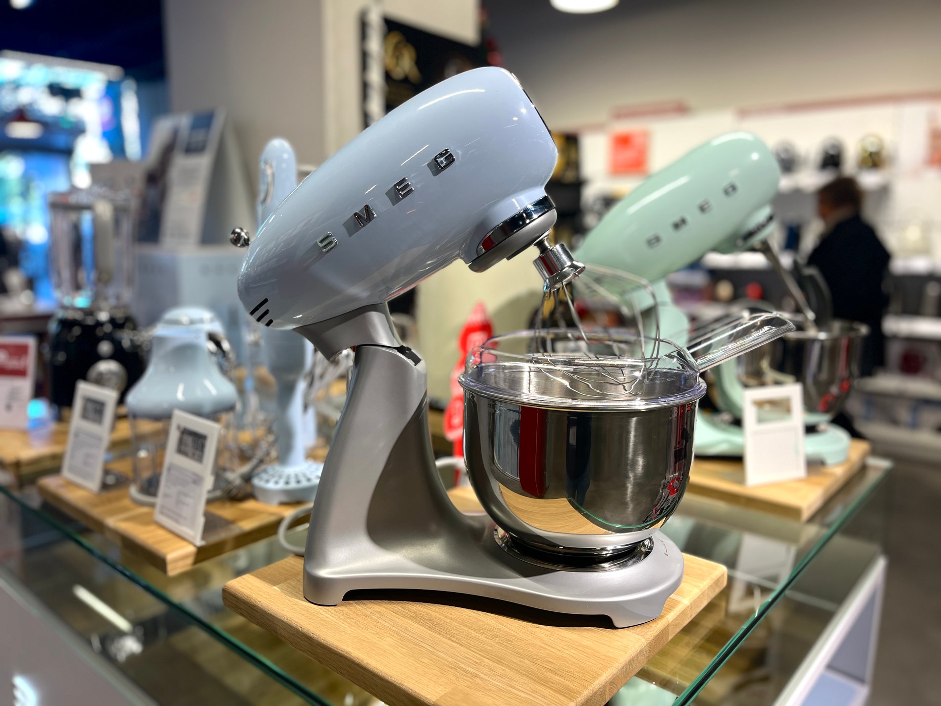 Robot pâtissier SMEG au sein du magasin Boulanger Aix-en-Provence proche de pertuis, Salon de provence, Puyricard, Aix les milles, Venelles et Eguilles.