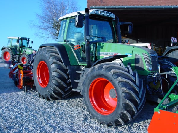 Korrekte Bereifung und optimaler Reifendruck - so lässt sich auch bei landwirtschaftlichen Fahrzeugen der Komfort verbessern und der Boden freuts.