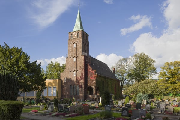 Das Kirchengebäude mit Friedhof.