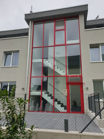 Treppenhausverglasung (Pfosten-Riegel-Fassade)