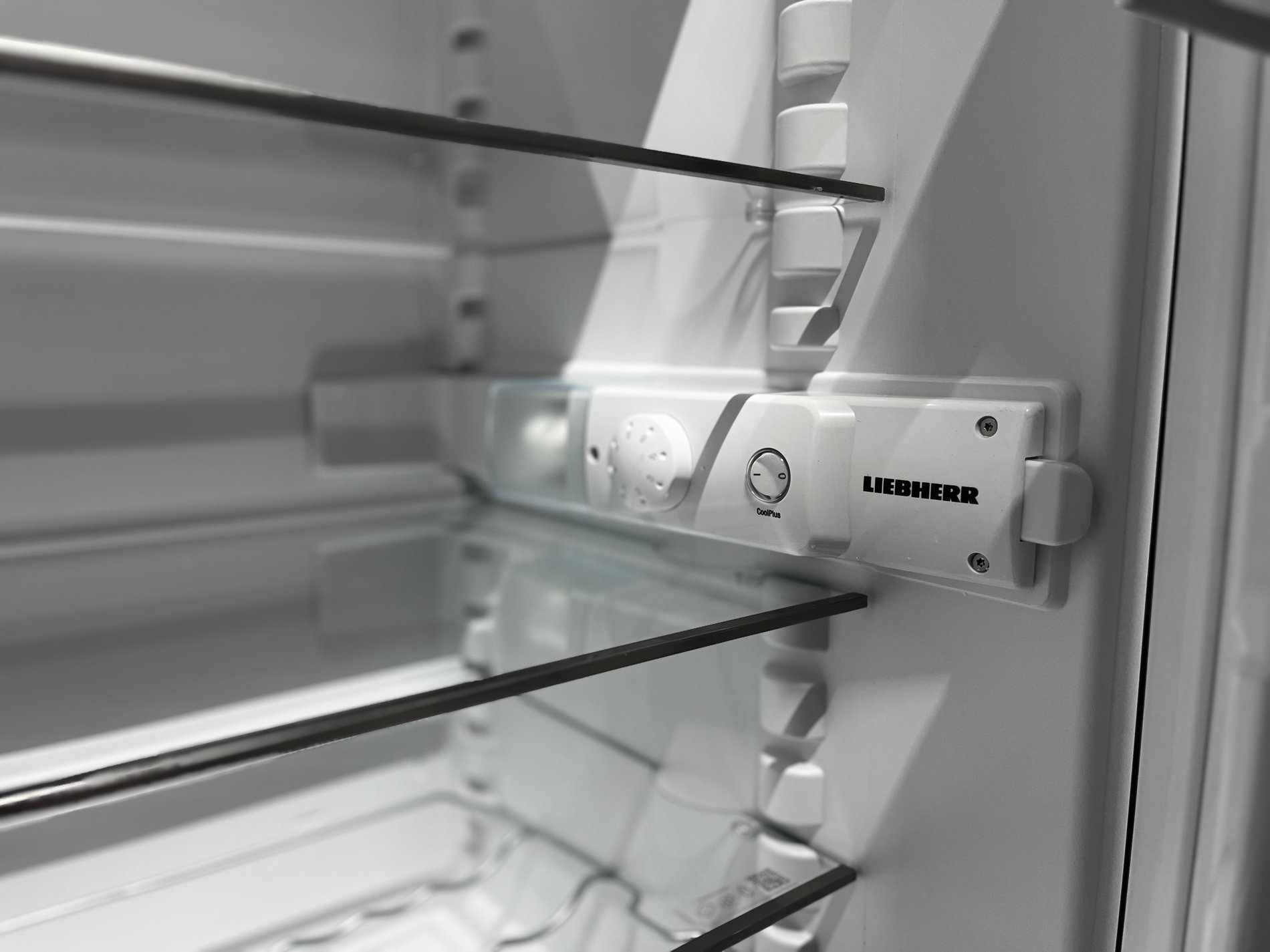 frigo porte ouverte de la marque Liebherr au sein du magasin Boulanger Aix-en-Provence