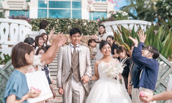 ゲストに祝福される新郎新婦