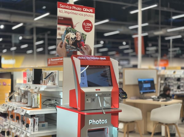 Venez développer vos meilleurs souvenirs avec notre borne de tirage Cewe !