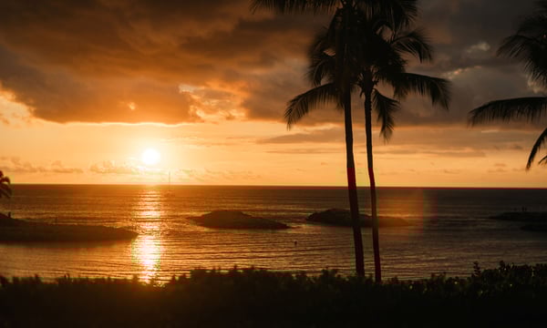 夕焼けに染まるハワイの海