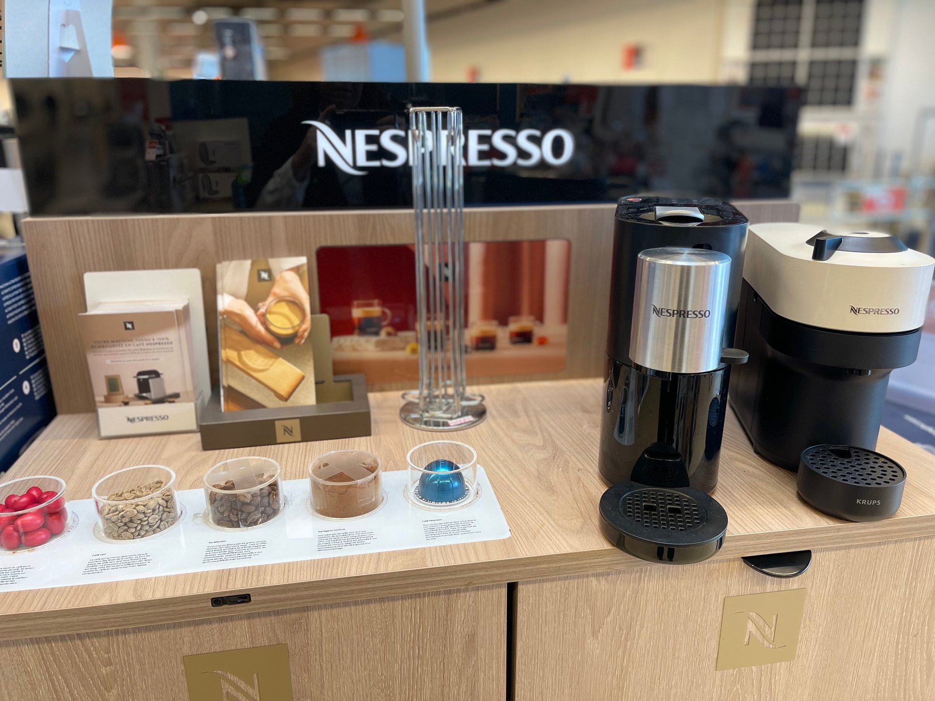 meuble de démonstration nespresso avec explication sur les crus de café à boulanger nantes atlantis