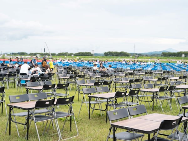 観覧席がずらりと並ぶ会場（テーブル席）